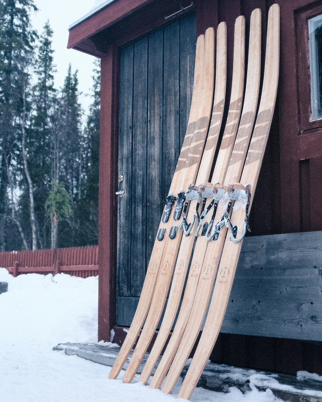 Träskidor mot vägg Träskidor